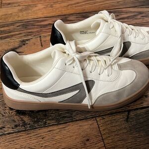 DV dolce Vita sneakers!! Perfect condition